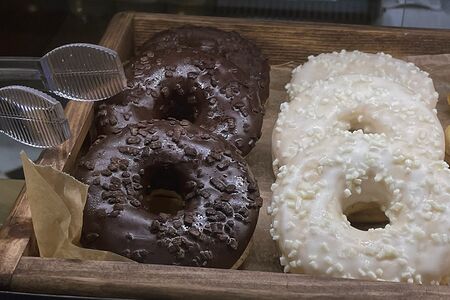 Пончик шоколадный