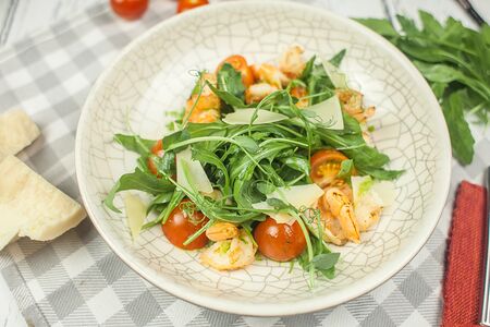 Салат с рукколой и креветками