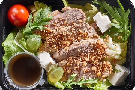 Салат с утиной грудкой, винoградом и соусом сладкий бальзамик