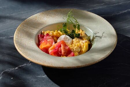 Скрэмбл с лососем гравлакс