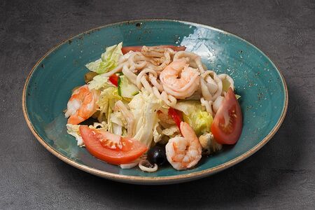 Тёплый салат с морепродуктами