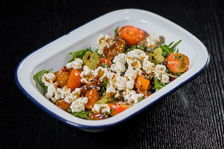 Салат с хрустящей свининой