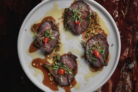 Ростбиф, битые огурцы, маринованный перец Пикильо и кунжутная заправка