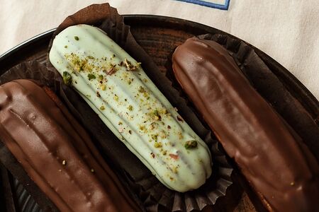 Эклер шоколадный