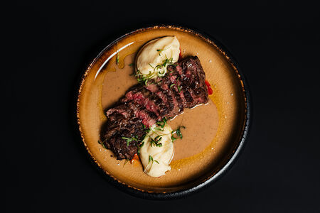 Стейк из диафрагмы с картофельным пюре и перечным демигласом