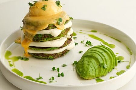 Зелёные панкейки с авокадо, яйцом и сыром креметте