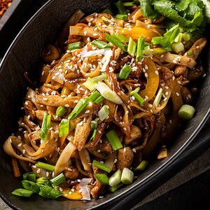 Лапша удон с курицей и овощами