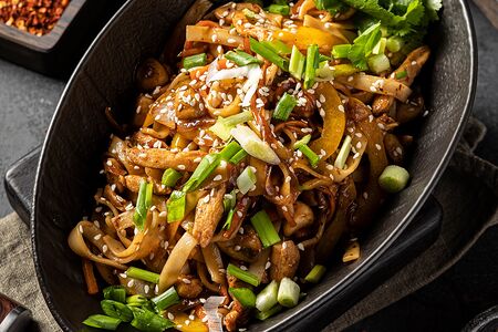 Лапша удон с курицей и овощами