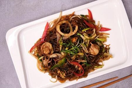 Фунчоза с морепродуктами в устричном соусе