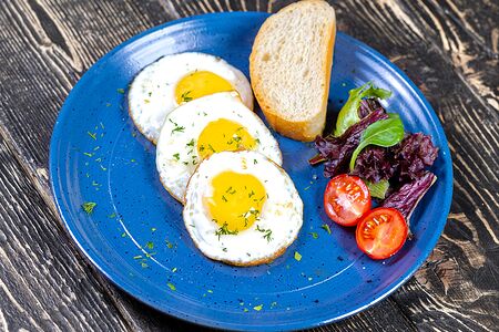 Глазунья из трех яйц с микс салатом и чиабаттой