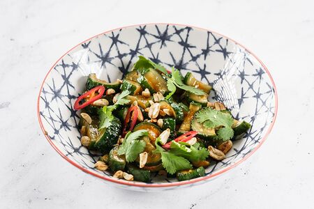 Битые огурцы с кешью и кинзой