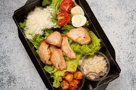 Салат Цезарь с курицей