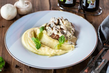 Бифштекс из телятины с картофелем