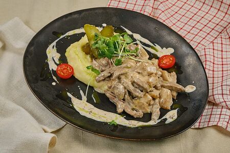 Бефстроганов с белыми грибами