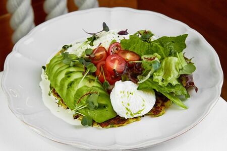 Кабачок со страчателлой и авокадо