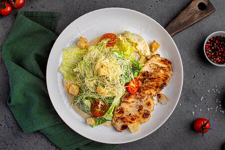 Салат Цезарь с курицей