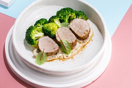 Медальоны из телятины с грибным соусом