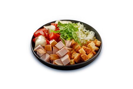 Салат с копченой грудкой и помидорами