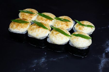 Запеченный ролл с куриной грудкой