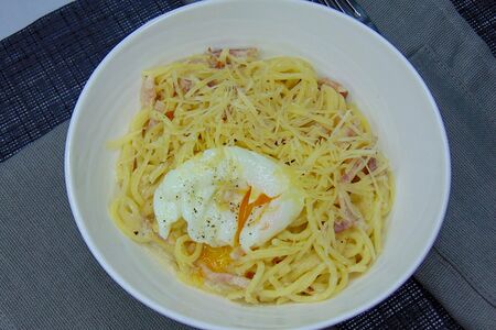 Карбонара с яйцом пашот