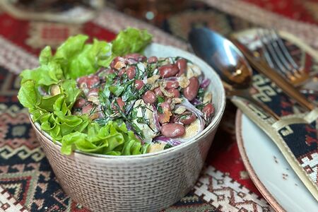 Грузинский салат с фасолью и курицей