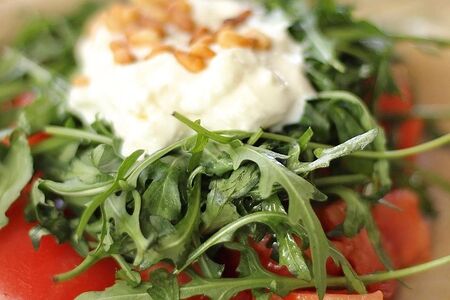 Помидоры со Страчателлой и рукколой