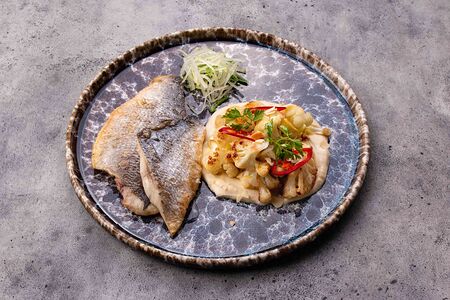 Дорадо с пюре из цветной капусты