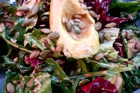 Зеленый салат с авокадо и семечками