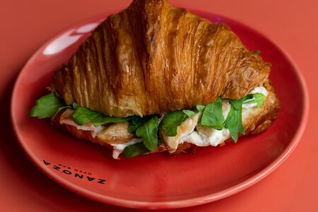 Круассан с курицей