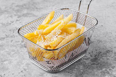 Картофель фри с трюфельным маслом и пармезаном