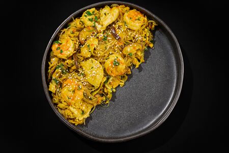 Лапша по-сингапурски с курицей и креветками