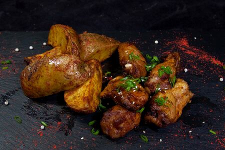 Острые крылья с картофелем