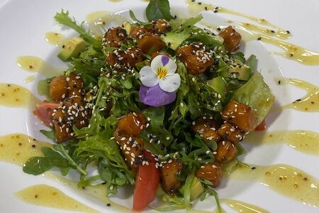 Теплый салат из семги с брокколи