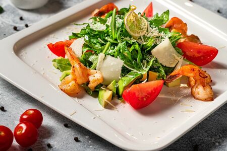 Салат из рукколы с креветками