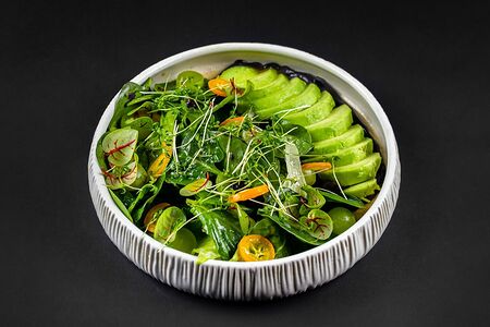 Микс салата с авокадо, кумкватом и соусом из ферментированного чеснока