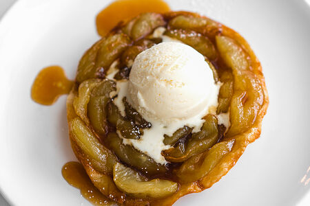 Яблочный пирог с шариком мороженого