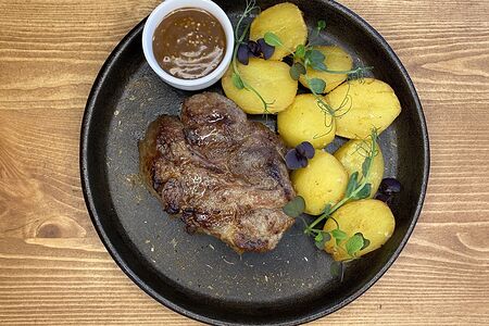 Стейк из cвинoй шеи