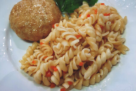 Биточки паровые из цыплят и макароны отварные с овощами