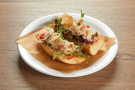 Брускетта с курицей и соусом Цезарь