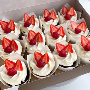 Набор из 12 капкейков с клубникой и малиной
