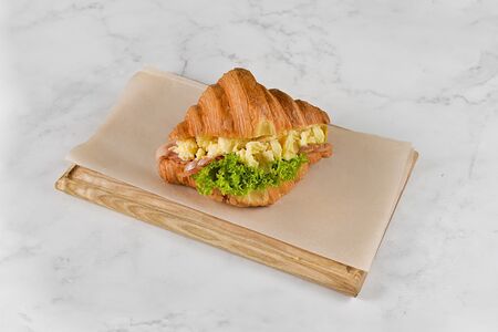 Круассан Скрэмбл и бекон