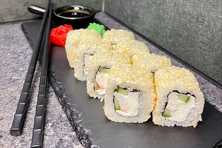 Калифорния с крабом в кунжуте 