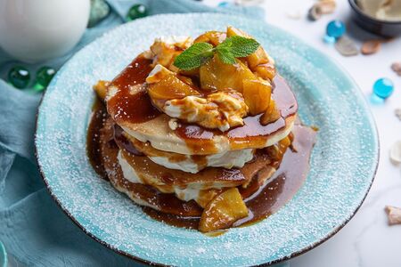 Панкейки с греческим йогуртом, карамелизированными яблоками и корицей