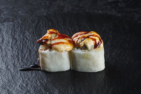 Запечённый ролл с мидиями в спайси соусе