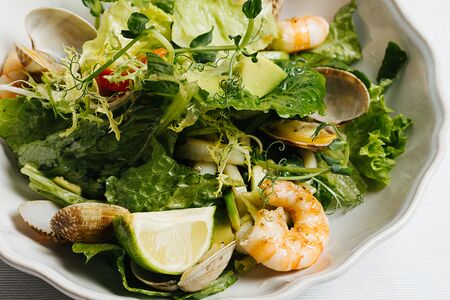 Салат с морепродуктами и авокадо