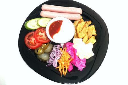 Хот-дог на тарелке