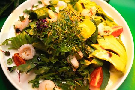 Салат с жареными креветками, авокадо и апельсиновым соусом