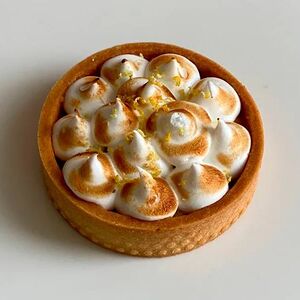 Тарт Сабле с начинкой из лимонного курда и шапочкой из нежной меренги фламбэ