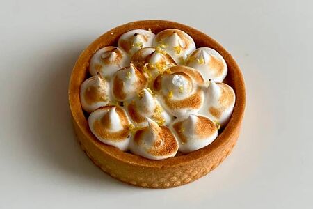 Тарт с начинкой из лимонного курда и шапочкой из нежной меренги фламбэ