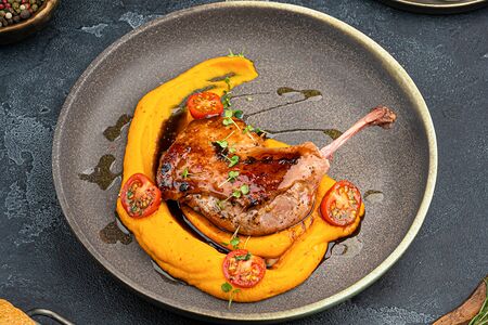 Утиная грудка с ягодным соусом и тартаром из груши